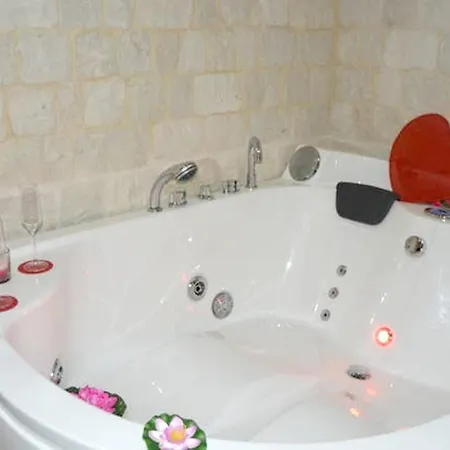 Holiday home Charming House In With Jacuzzi